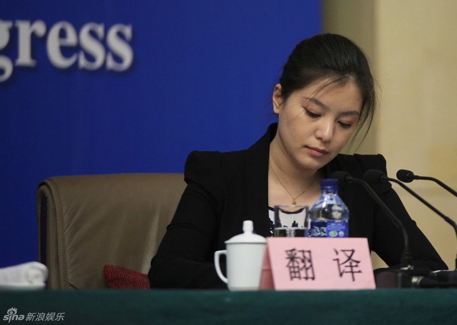 兩會美女翻譯吸引眼球 知性低調有內涵 - 青島新聞網(wǎng)